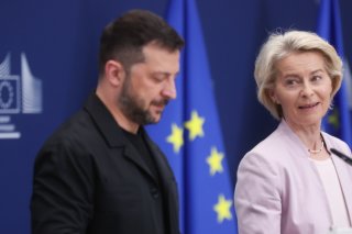 Des dirigeants européens, dont la présidente de la commission President Ursula von der Leyen, accompagneront le président ukrainien Volodymyr Zelensky lundi à Washington rencontrer Donald Trump. Dimanche, ils se sont rencontrés à Bruxelles. KEYSTONE/EPA/OLIVIER HOSLET